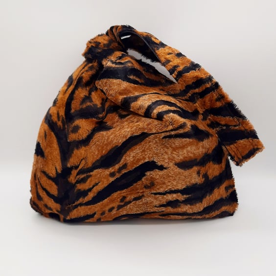 Knot bag in faux tiger fur, reversible. 