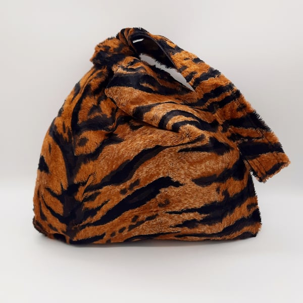 Knot bag in faux tiger fur, reversible. 
