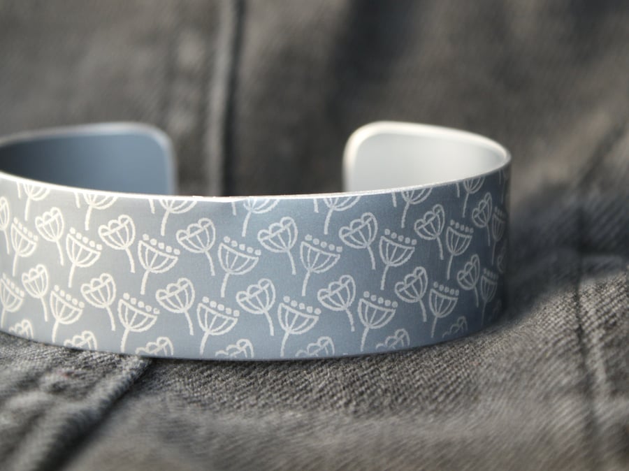 Geometric seed head print cuff bracelet grey
