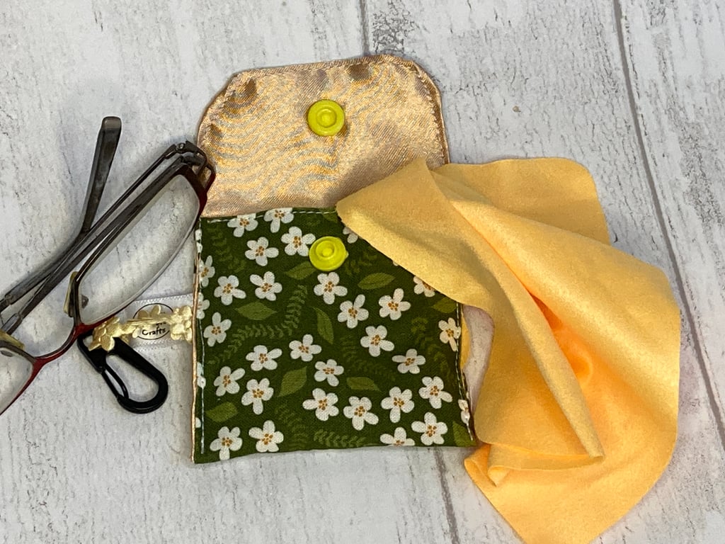 Spectacles cleaning cloth and pouch for sparkling glasses. Green with daisies