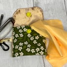 Spectacles cleaning cloth and pouch for sparkling glasses. Green with daisies