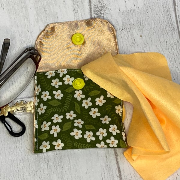 Spectacles cleaning cloth and pouch for sparkling glasses. Green with daisies
