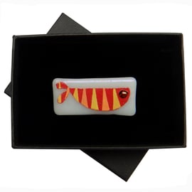 HANDMADE FUSED DICHROIC GLASS 'ZIG ZAG FISH' BROOCH.