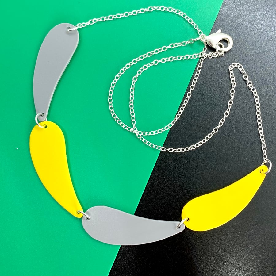 80's vibe grey and yellow flow link necklace 