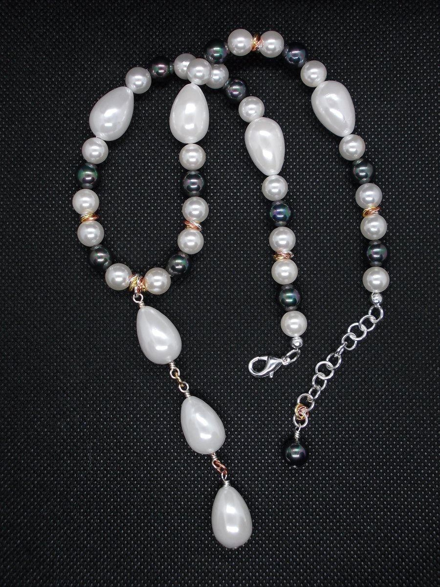 SALE - Shell pearl necklace 