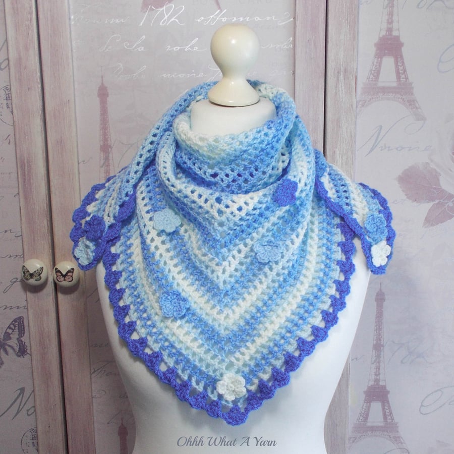 Blue and white crochet shawl, scarf, shawlette, wrap. Blue scarf. Blue wrap.