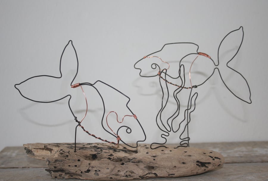 https://imagedelivery.net/0ObHXyjKhN5YJrtuYFSvjQ/i-90f7bf19-3277-4844-b202-da2383d3bcd1-Wire-Fish-on-Driftwood-Rings-and-Things-Design/display