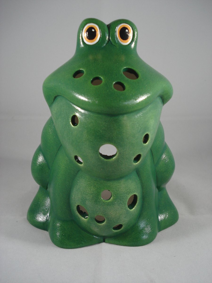Ceramic Green Novelty Garden Frog Toad Wildlife Tealight Candle Holder Ornament.