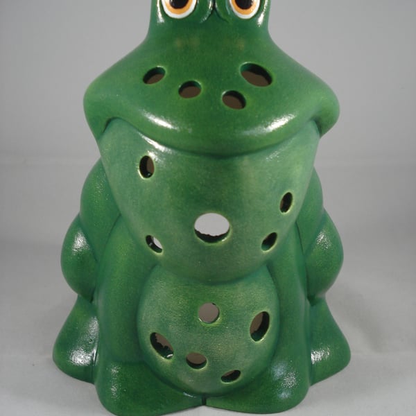 Ceramic Green Novelty Garden Frog Toad Wildlife Tealight Candle Holder Ornament.