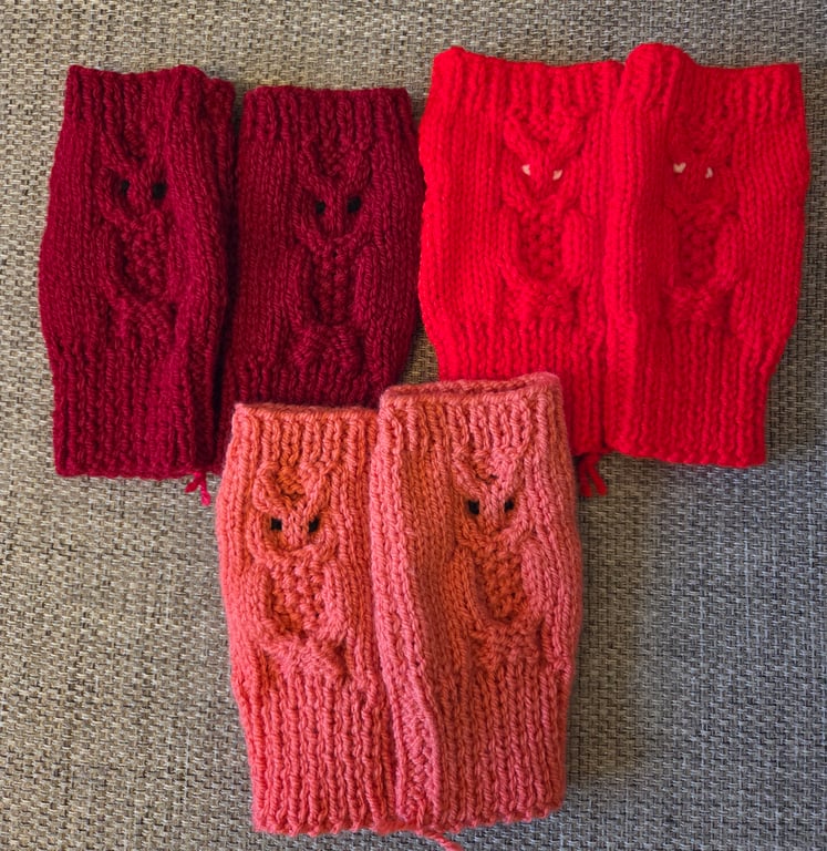 Knitted fingerless gloves with owl design