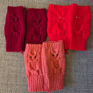 Knitted fingerless gloves with owl design