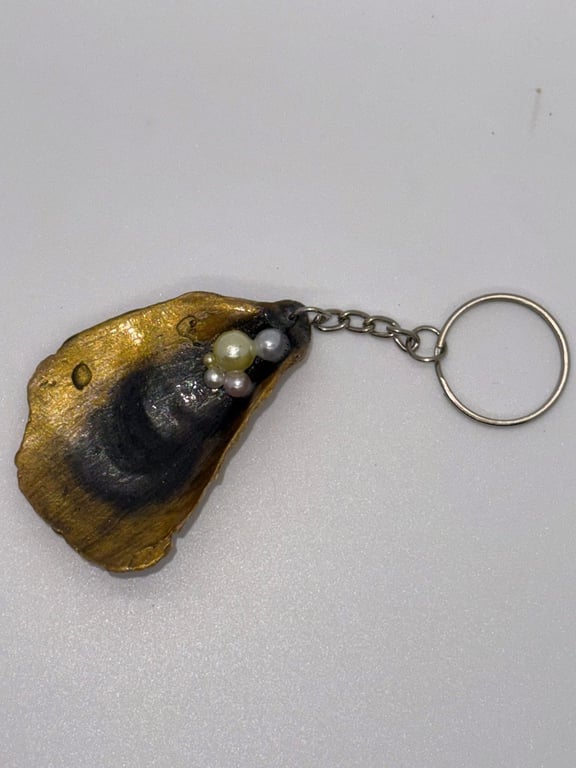 Oyster shell keyring - black and gold