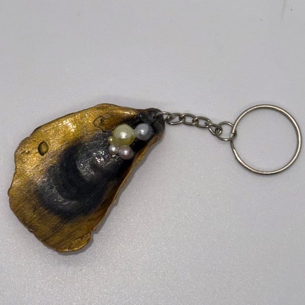 Oyster shell keyring - black and gold