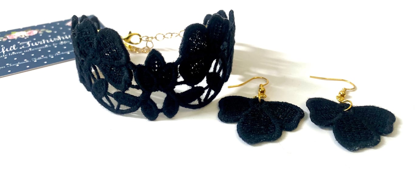 Freestanding Lace Jewellery Set - bracelet and matching earrings 