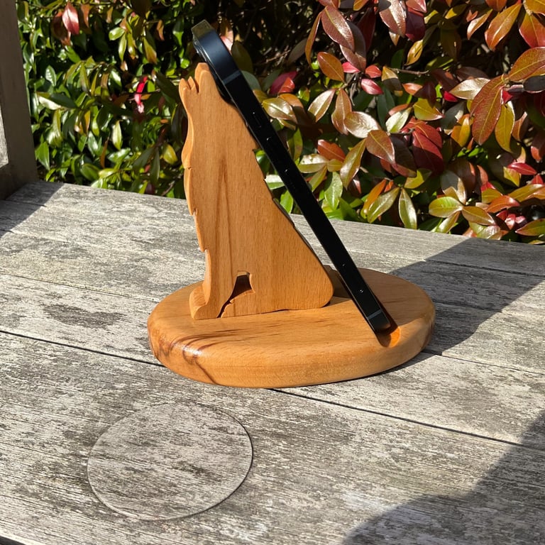 Handcrafted Beech Wood Howling Wolf Phone Stand – Novelty Mobile Holder