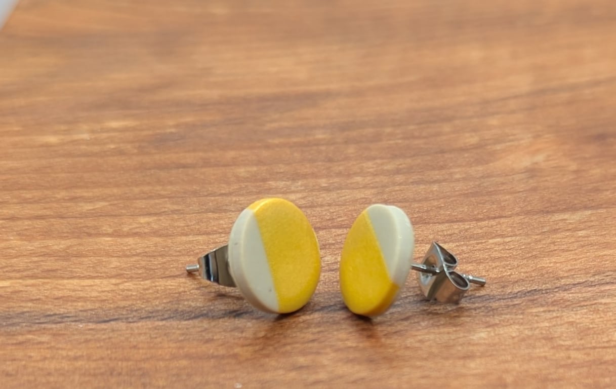 Elegant yellow stud earrings 
