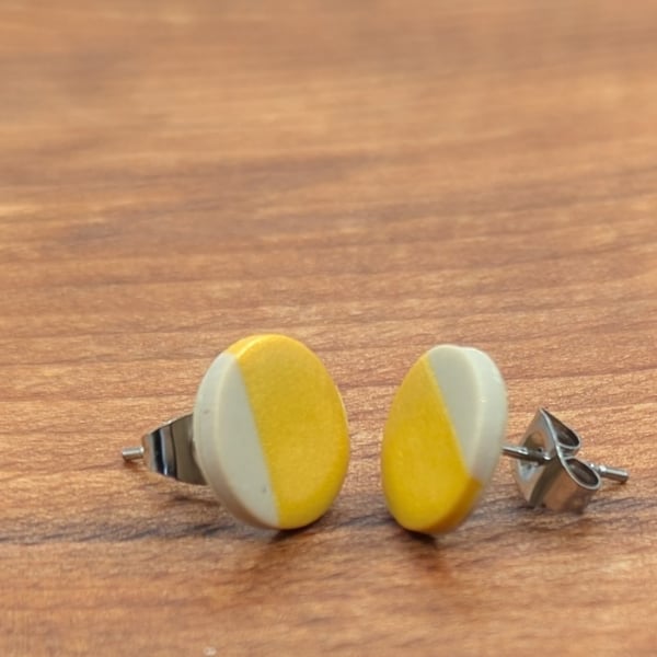Elegant yellow stud earrings 