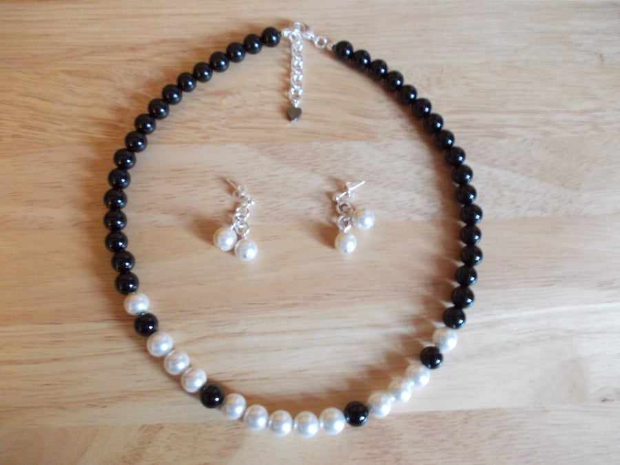 Shell pearl and agate necklace