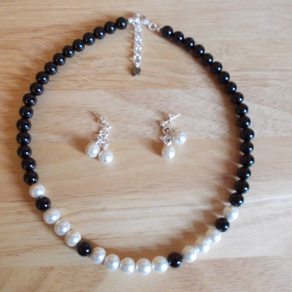 Shell pearl and agate necklace