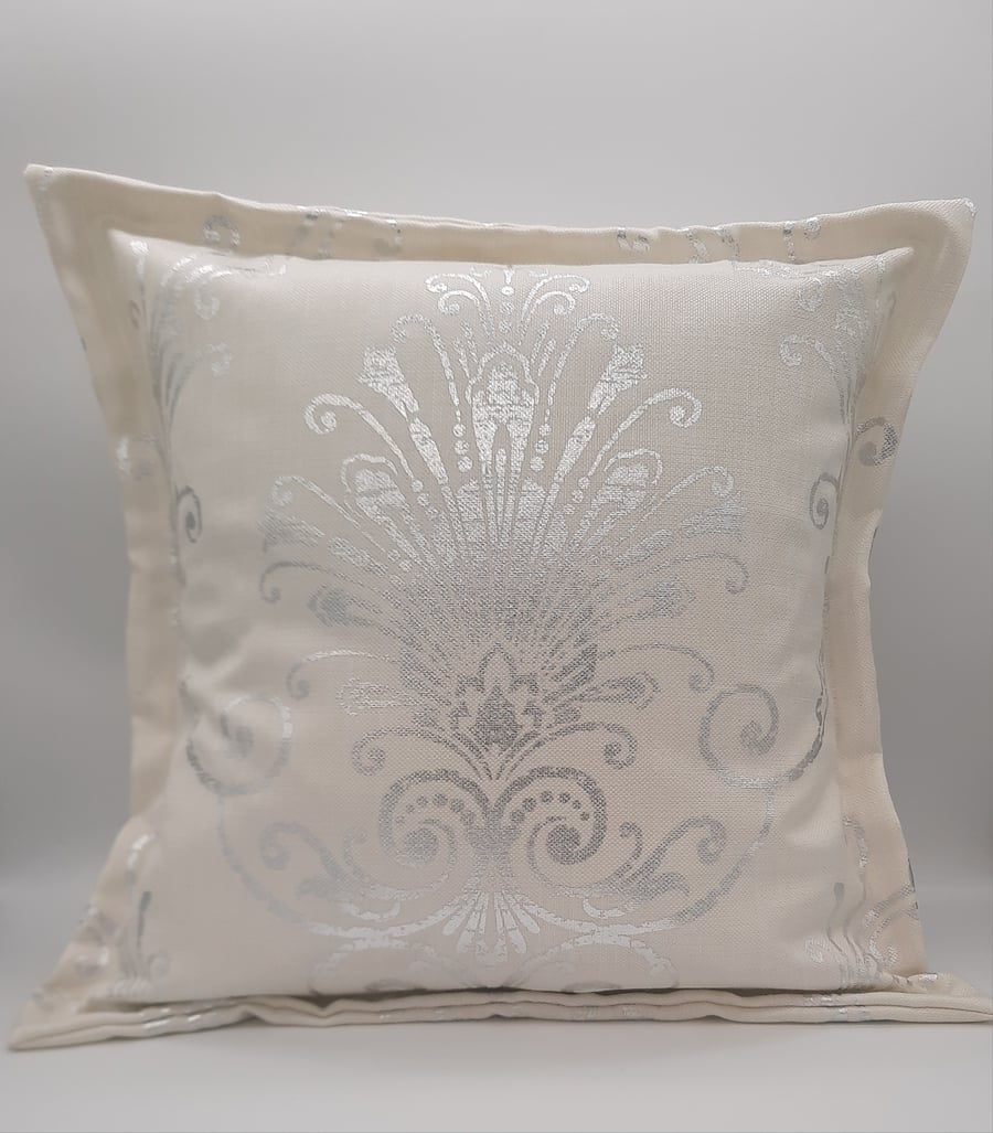 Cushion - 18" white flange cushion cover with silver print. 