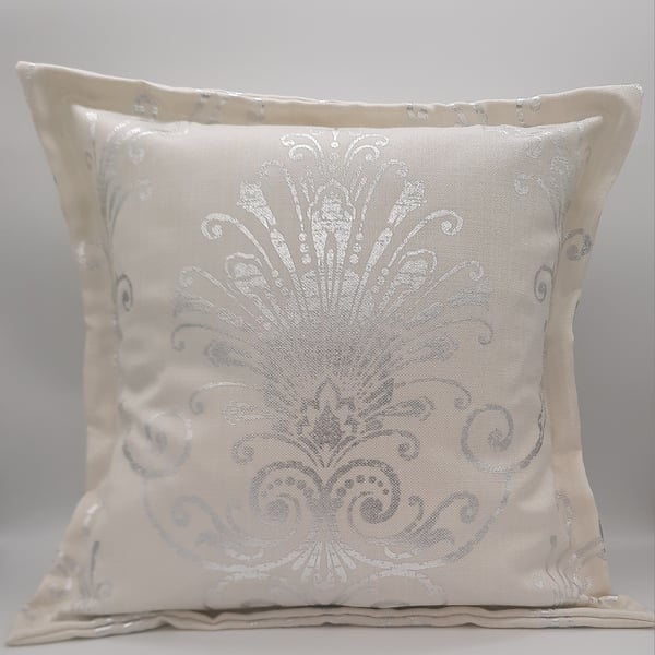 Cushion - 18" white flange cushion cover with silver print. 