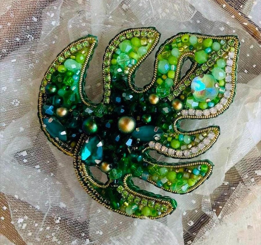 Handmade Green Leaf Brooch, Beaded Jungle Plant Pin, Crystal Nature-Inspired Jew