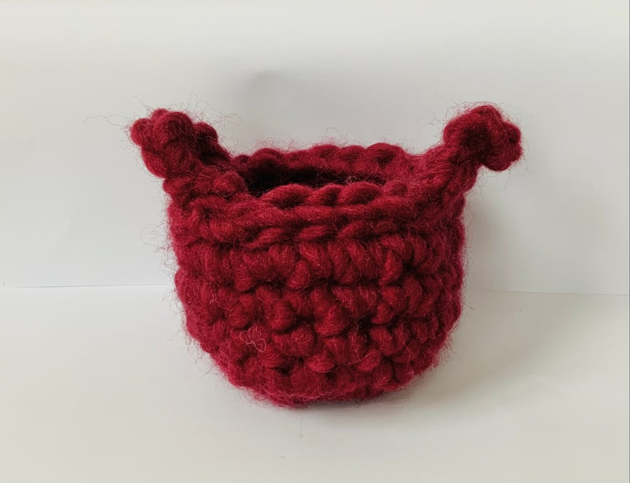 Red crochet pot 