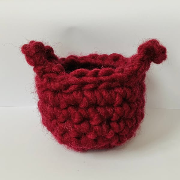 Red crochet pot 