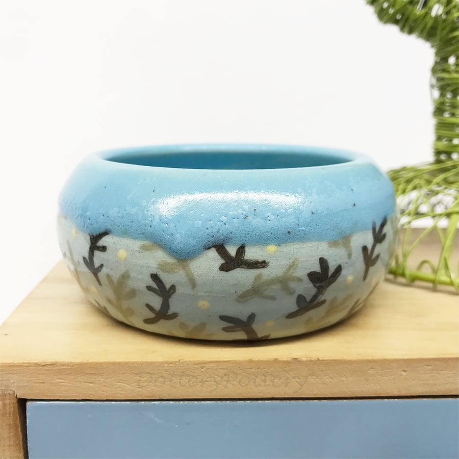 Ceramic bowl with leaf pattern in shades of blue