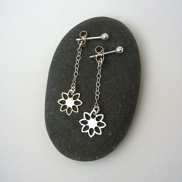 Flower drop earrings