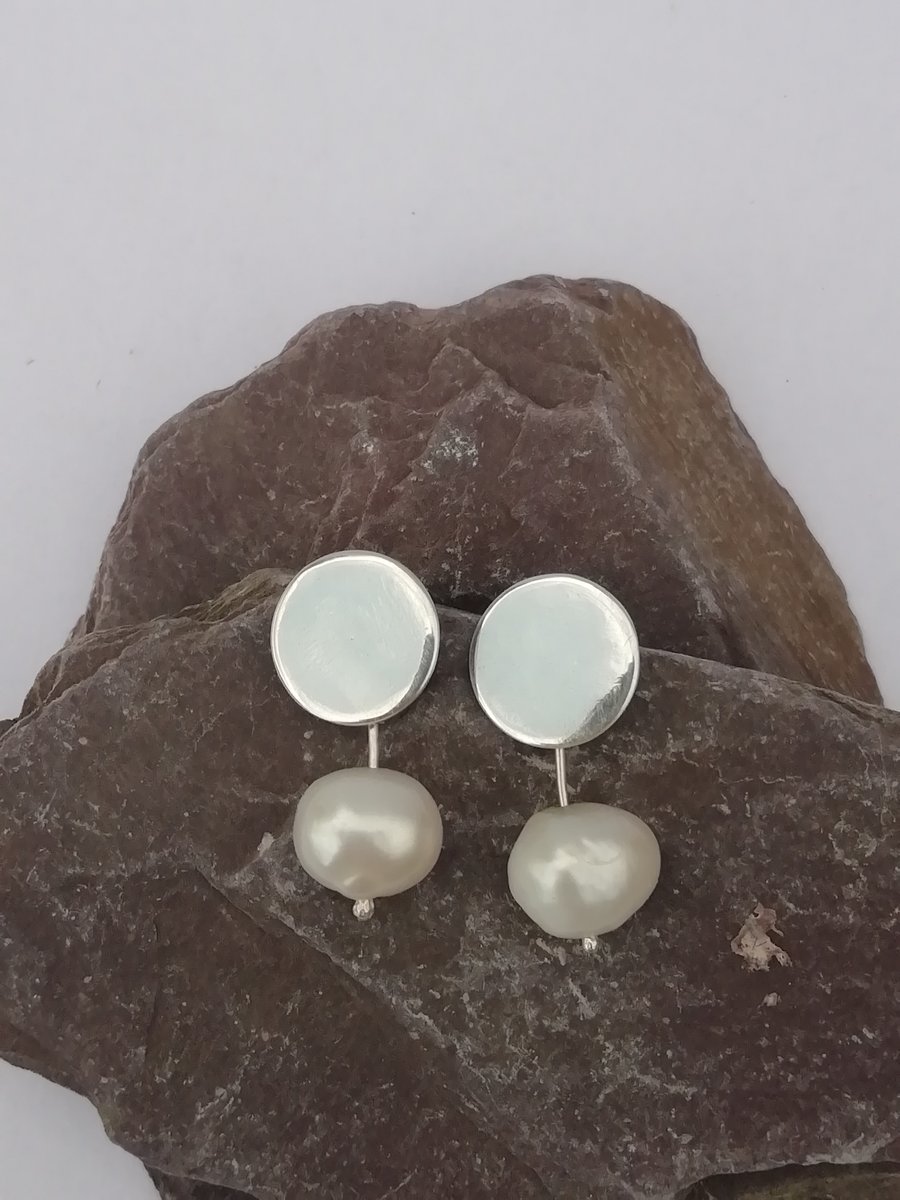 White Pearl under Shiny Silver Discs