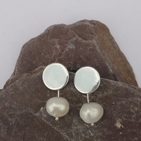 White Pearl under Shiny Silver Discs