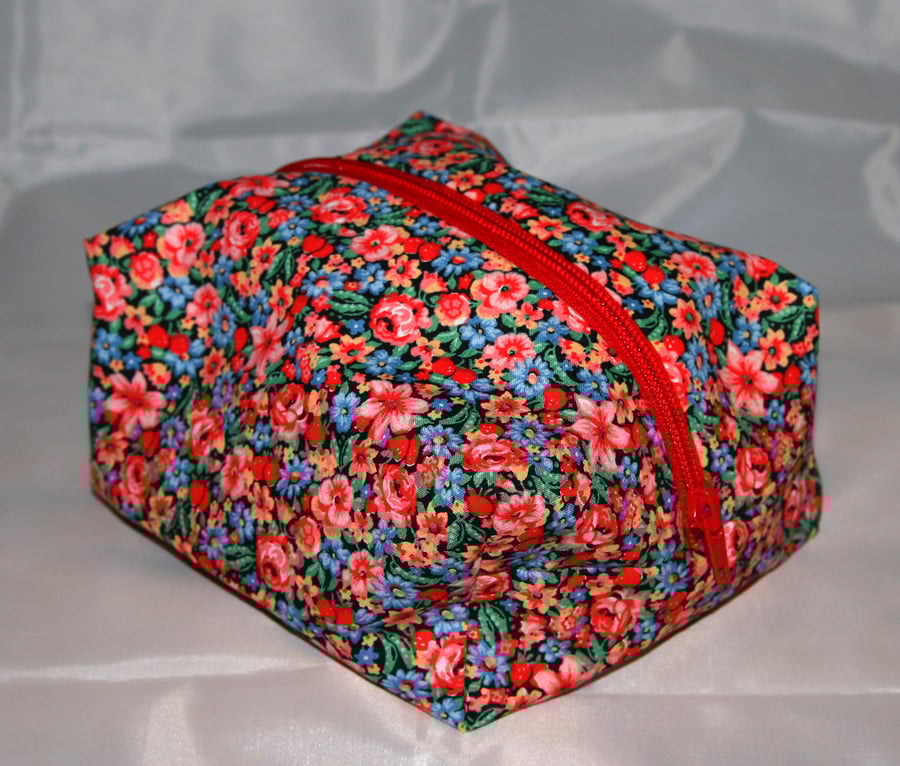  Make up Bag, Floral, Zipped, Boxy
