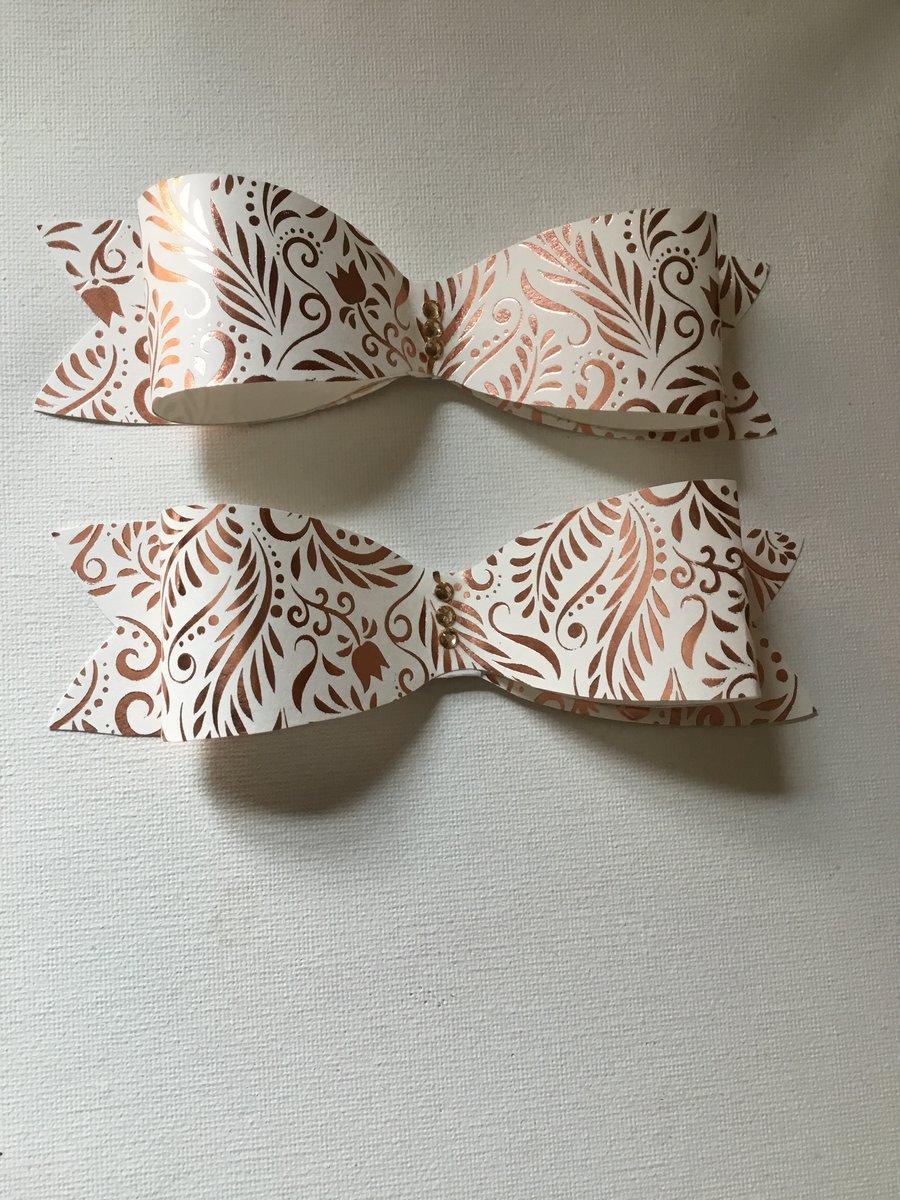 Gift bows. Gift wrap. Paper gift bows. CC487. 