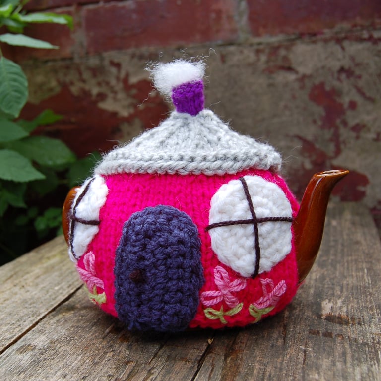 Knitted tea cosy -  Country cottage design to fit a one or two cup teapot