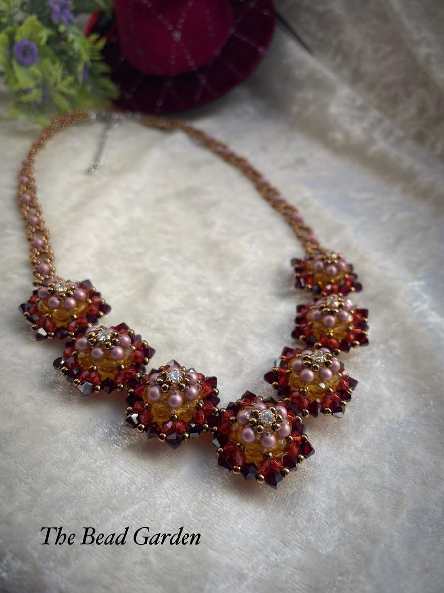 Flower motif necklace 