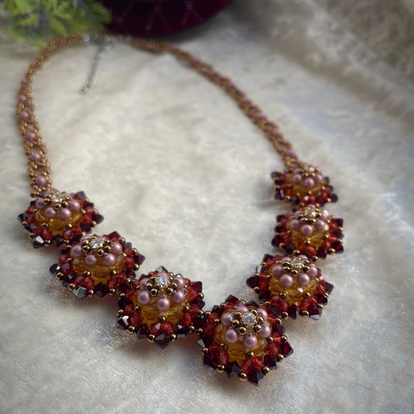 Flower motif necklace 