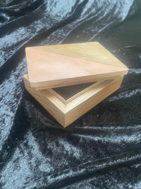 Trinklet box in hardwoods