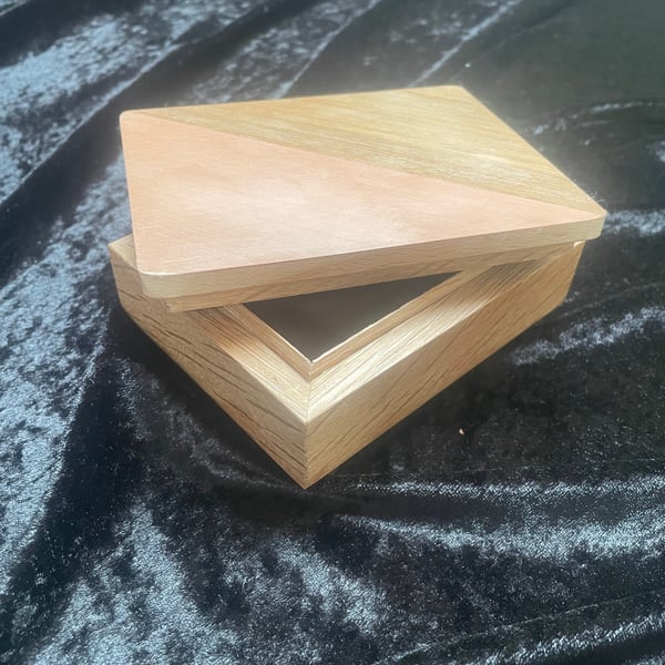 Trinklet box in hardwoods