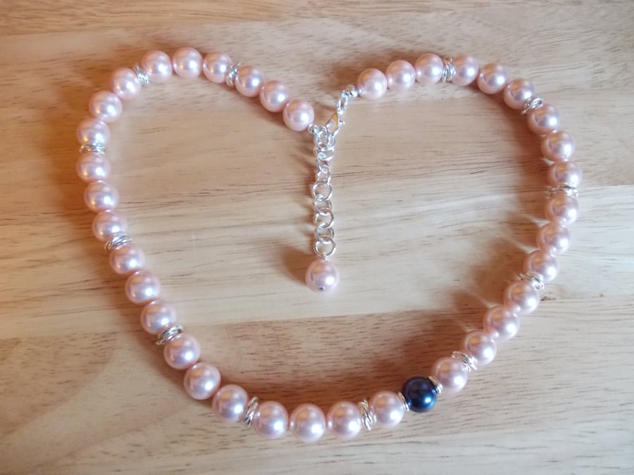 Asymetric contrasting shell pearl necklace