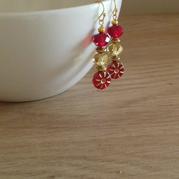 RED AND GOLD FLOWER GLASS BEAD EARRINGS.