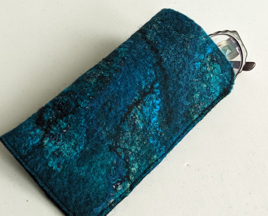 Glasses case: felted wool - teal and turquoise