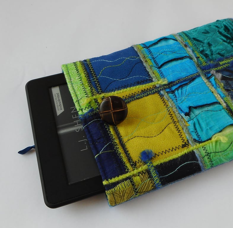 Mixed textile kindle case with machine embroidery