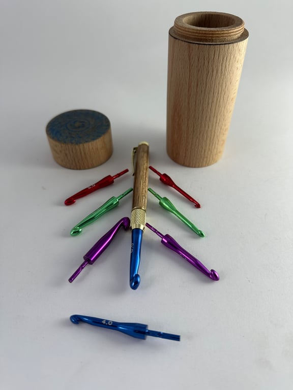Crochet hook set with 8 hooks of different sizes from 3 to 7