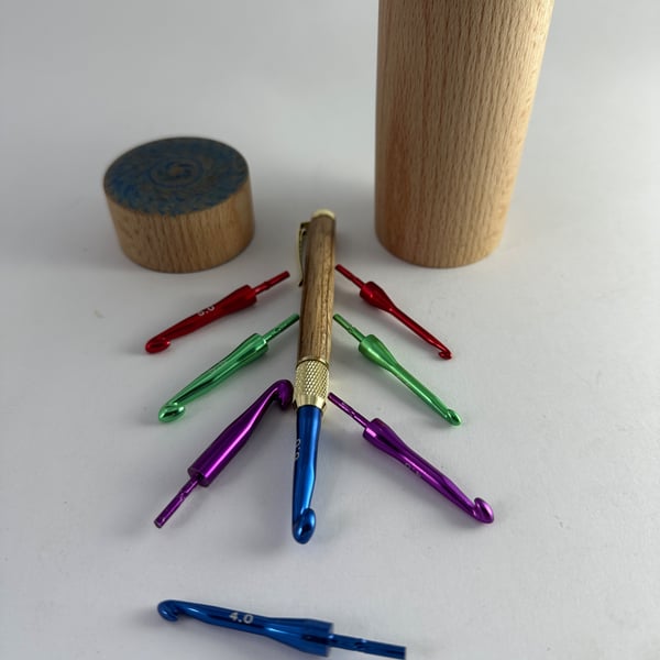Crochet hook set with 8 hooks of different sizes from 3 to 7