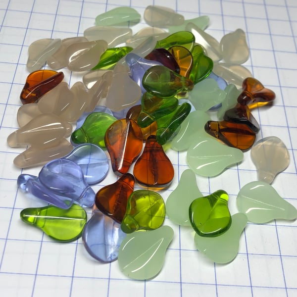 60 glass petal beads