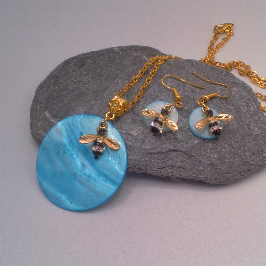 Turquoise Shell Disc and Golden Bee Pendant on a Gold Plated Chain & Earrings