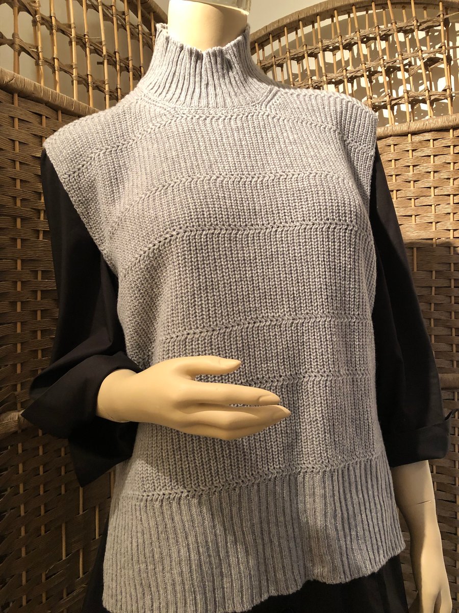 Sleeveless, Funnel-neck Sweater in a Cashmere blend yarn