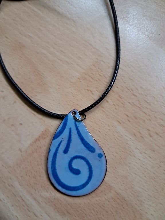 Teardrop pendant with swirly pattern