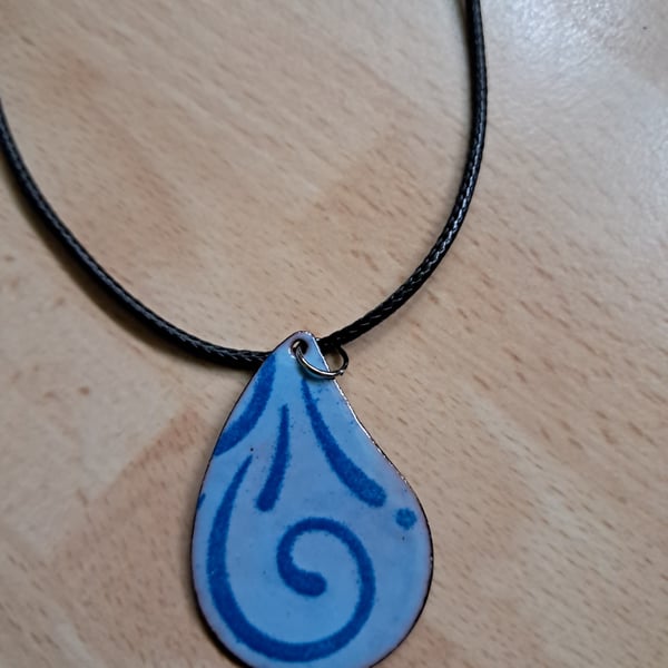 Teardrop pendant with swirly pattern